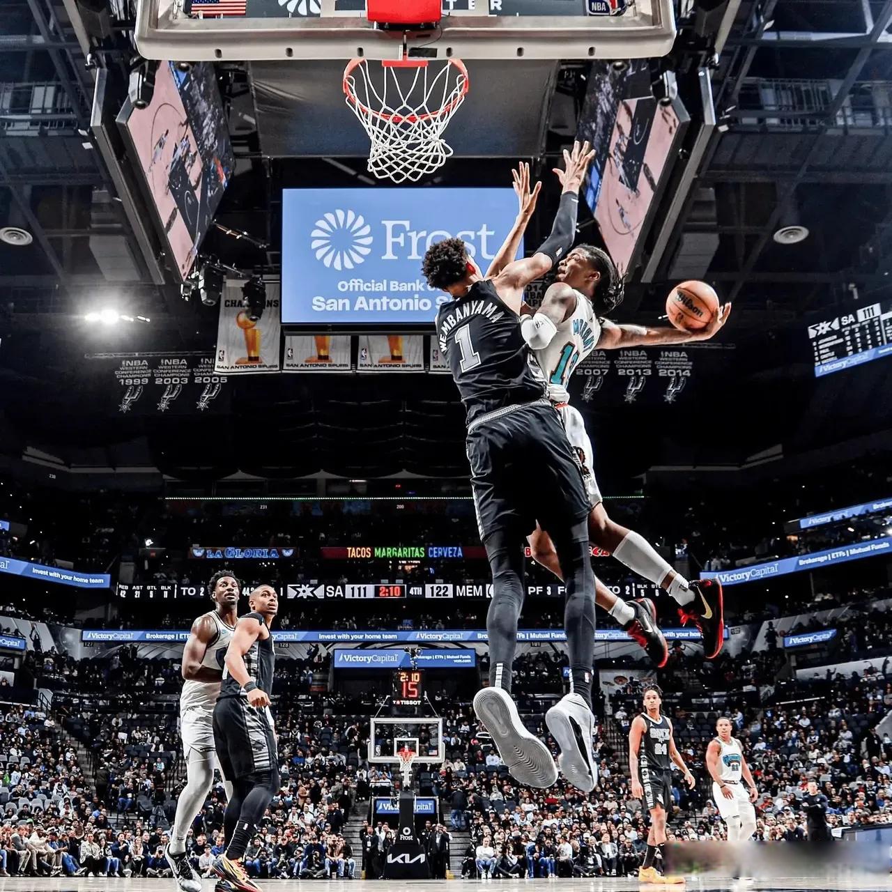 乐动体育游戏-圣安东尼奥马刺冲刺阶段主帅复盘赛后多伦多猛龙外线爆发，凯恩与50激战IG分钟瞬间刷屏的简单介绍